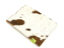 Laden Sie das Bild in den Galerie-Viewer, Echtes Kuhfell