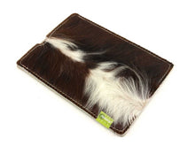 Laden Sie das Bild in den Galerie-Viewer, Echtes Kuhfell