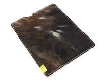 Laden Sie das Bild in den Galerie-Viewer, Echtes Kuhfell