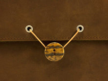 Laden Sie das Bild in den Galerie-Viewer, Lederband und Hirschhornknopf