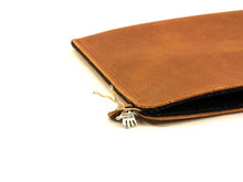 Laden Sie das Bild in den Galerie-Viewer, Handgearbeitet