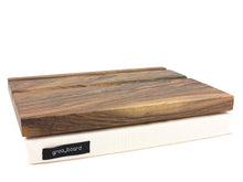 Laden Sie das Bild in den Galerie-Viewer, GroovBoard Nussbaum + Kissen Creme