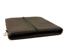 Laden Sie das Bild in den Galerie-Viewer, Gefüttert und mit Gummiband und Innenklappe verschlossen