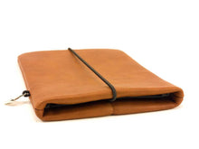 Laden Sie das Bild in den Galerie-Viewer, Gefüttert und mit Gummiband verschlossen