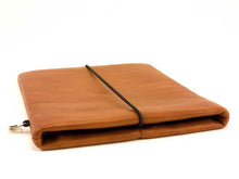 Laden Sie das Bild in den Galerie-Viewer, Gefüttert und mit Gummiband und Innenklappe verschlossen